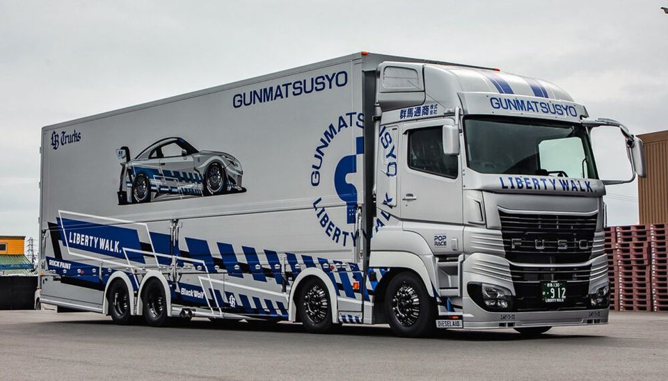 LB-TRUCKS のボディキットを付けた三菱ふそう スーパーグレート